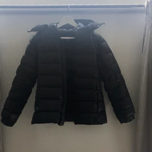 Svart puffer jacket - Puffer jacket från Ralph Lauren. Jättehärlig och varm nu inför vintern ❄️! Är i väldigt bra skick - nypris 2 195kr på KidsBrandStore. Storlek XL, men skulle säga att den passar XXS-S 🦋 Frakt ingår i priset