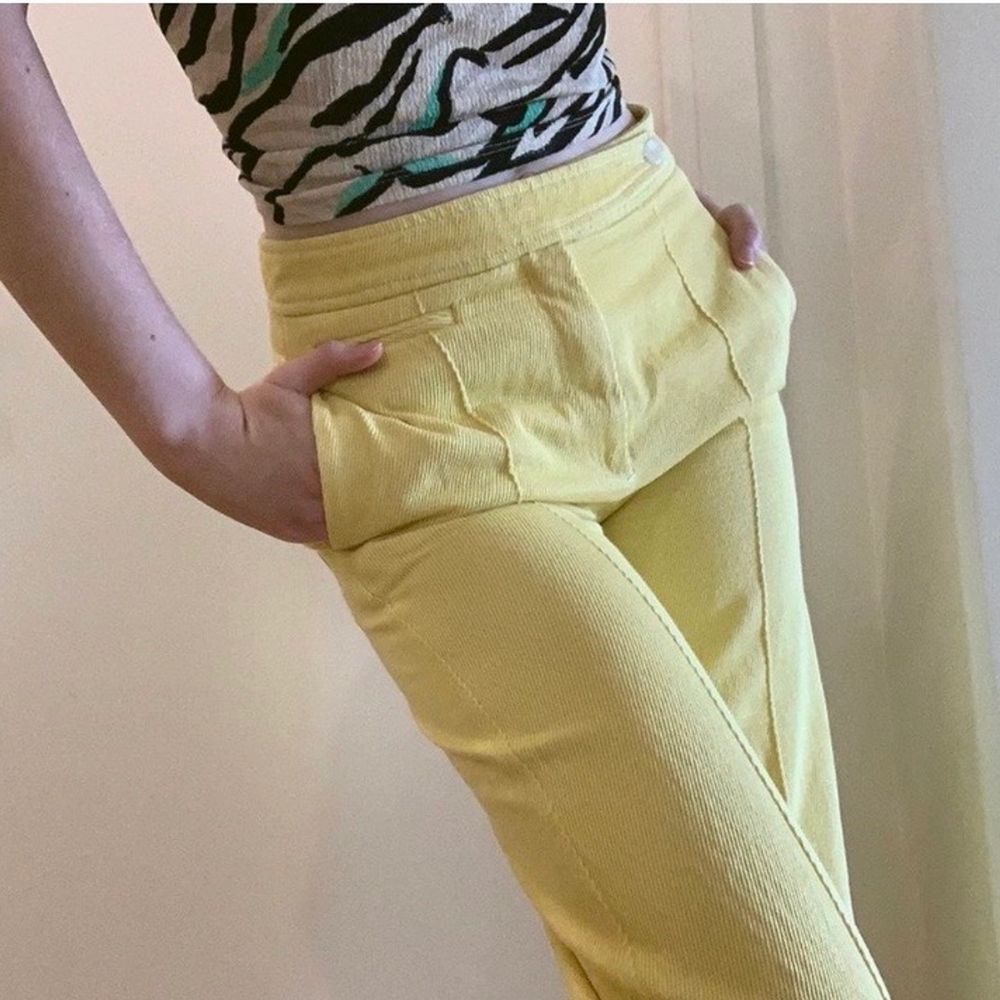 Ett par superfina gula byxor i manchester-liknande material från Mango i rak bred modell. Första bilden är @aliciafranzen men de andra bilderna är mina bilder! De är i perfekt skick, använder dem bara inte tyvärr eftersom de inte är min stil. En knapp innanför den gula ”fliken” saknas, kan dock sy fast en ny. Syns dock inte alls och som ni ser på mina bilder är den andra knappen som syns kvar! :). Jeans & Byxor.