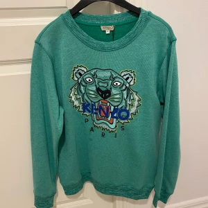 Kenzo tröja - Aldrig använd. Nypris 1799 kr! Barnstorlek, men passar mig som har S.