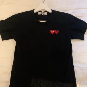 Cdg tröja - Jätte fin cdg tröja som knappt blivit använd!! Storlek s och i jätte fint skick🥰😍 