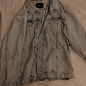 Oversized Jeansjacka bikbok  - Super fin och cool jeans Jacka i lite washed jeans material super fin. Säljs bara pågrund av att jag bytt stil och inte har något hem för den längre 