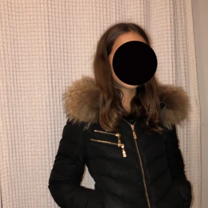 Hollies jacka strl 32 - Säljer min jätte fina Hollies jacka med äkta päls köpt för ungefär 1 månad sedan så den är i fint skick. Nypris 3500kr. Kontakta för mer bilder, pälsen går även att ta av.