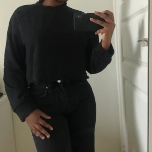 Monki tröja - Snygg croppad sweater ifrån monki!