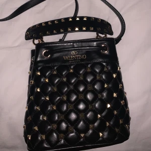Valentino väska - Grymt snygg väsks som aldrig är använd ! Ingår ett långt band . Skriv för fler bilder !