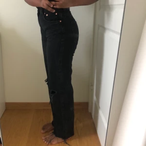 Wide leg jeans - Jeansen är köpta på Gina tricot, egengjorda hål i knäna