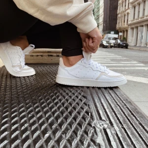 Adidas supercourt strl 38 - Ett par nästintill oanvända adidas supercourt. Storlek 38 skickar spårbart med postnord