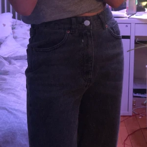 svarta jeans  - sjukt snygga washed black jeans fån monki som tyvärr är för korta för mig. sitter jättebra i midjan😋  endast använda två gånger<3