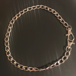 Trasig kedja - Trasig kedja, se bild. Går att lagas såklart 😊 Annars fin, rostfri. Kedjan är 44 cm lång. Frakt är 22 kr!