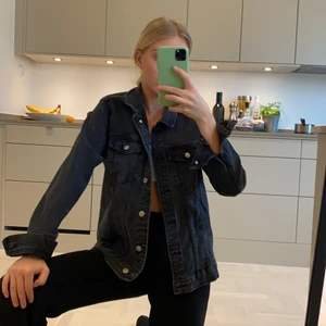 Svart/ grå jeansjacka  - Frakt tillkommer 63kr