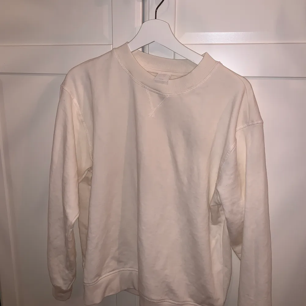 Sweatshirt ifrån hm i väldigt bra skick! Är i en beige vit färg. Normal i storleken. Tröjor & Koftor.