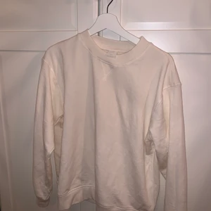 Beige vit sweatshirt - Sweatshirt ifrån hm i väldigt bra skick! Är i en beige vit färg. Normal i storleken