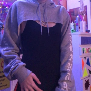Avklippt hoodie  - Jätte fin Avklippt hoodie, köpt på H&M för typ 300kr storlek M. Köparen betalar frakt 