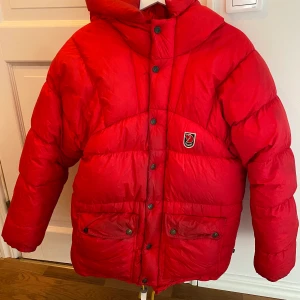Fjällräven jacka  - Finns vissa fläckar på fickor och arm. Tror att dom går bort vid kemtvätt! Storlek XXXS