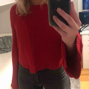  - Stickad tröja ifrån NAKD som passar jättebra nu till jul 🎄 köparen står för frakten💕 pris kan absolut diskuteras