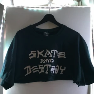 Thrasher - En Trasher t-shirt jag klippt i så de är en extremt kort magtröja! Köparen står för frakt och meddela för frågor! Pris kan diskuteras!