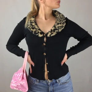 Leopard Cardigan  - Svart leopard kofta i brs skick. Storlek medium, från Living Dead Souls. Frakten är gratis! Ingen retur eller refund. Använder helst Safepay då det blir säkrare för båda (Safepay tar 10% av betalningen och frakt är inräknad i priset) 