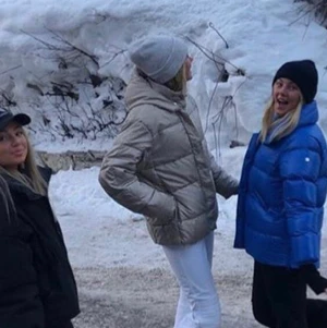 Cool puffer jacka  - Så himla skön och cool ”puffer jacket” så fin guldaktig färg. Jag brukar ha small på mina kläder men detta är en medium! Ni ser ju hur den sitter på mig, supersnygg! Väldigt varm och säljer på grund av att jag har för mycket jackor. Märket är canada down och den är köpt i canada! ❤️ frakt tillkommer på 63kr men kan eventuellt tänka mig dela på den kostanden.