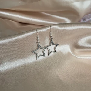 Örhängen - Frida örhängen från RePearl UF! Hämtas i Gävle på polhemsskolan eller skickas med frakt för 11kr✨