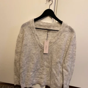 SOAKED stickad tröja  - En stickad tröja från SOAKED! Jag köpte denna för 799kr o aldrig använt den