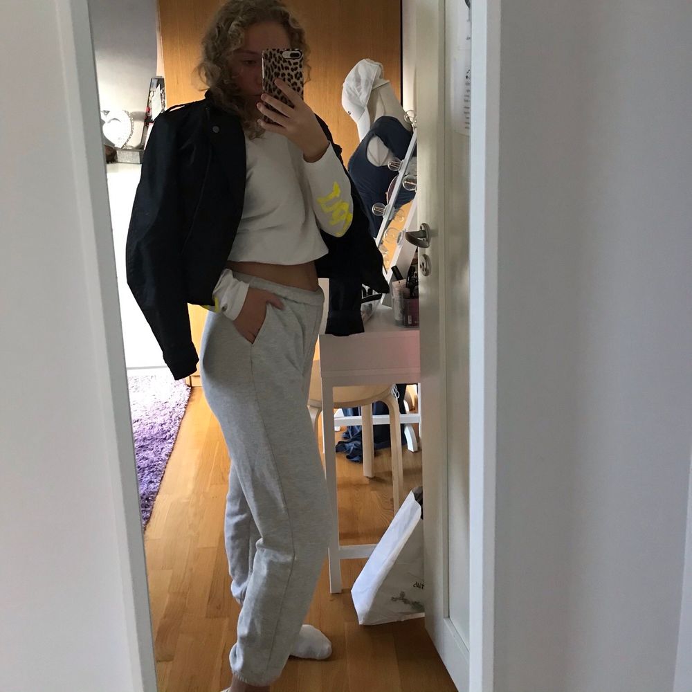 Ett par grå mjukisbyxor från Gina tricot i storlek s, en vit långärmad tröja med Gul text på armarna från Prettylittlethings i storlek s, och till de en svart jacka från Alice Bizous i storlek M, men skulle säga att den sitter som en s. Grå mjukis: 100kr. Vit tröja: 50kr. Jacka: 100kr. Allt tsm: 220kr. Jackor.