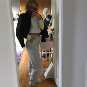 Outfit - Ett par grå mjukisbyxor från Gina tricot i storlek s, en vit långärmad tröja med Gul text på armarna från Prettylittlethings i storlek s, och till de en svart jacka från Alice Bizous i storlek M, men skulle säga att den sitter som en s.                   Grå mjukis: 100kr.  Vit tröja: 50kr.    Jacka: 100kr.   Allt tsm: 220kr