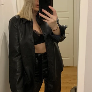 Skinn skjorta/PU jacket  - Snyggaste Faux skinn/läder skjorta från ginatricot!!!! Säljer pga har två likadana. 