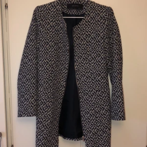 Zara kappa - Galet snygg kappa köpt från Zara. Knappt använd, är i väldigt bra skick. Nypris 400kr säljer för 300kr+frakt (pris kan diskuteras)