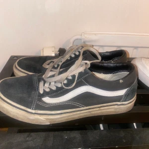 Vans - Svans storlek 40, slitna därför de låga priset. frakten ingår. 