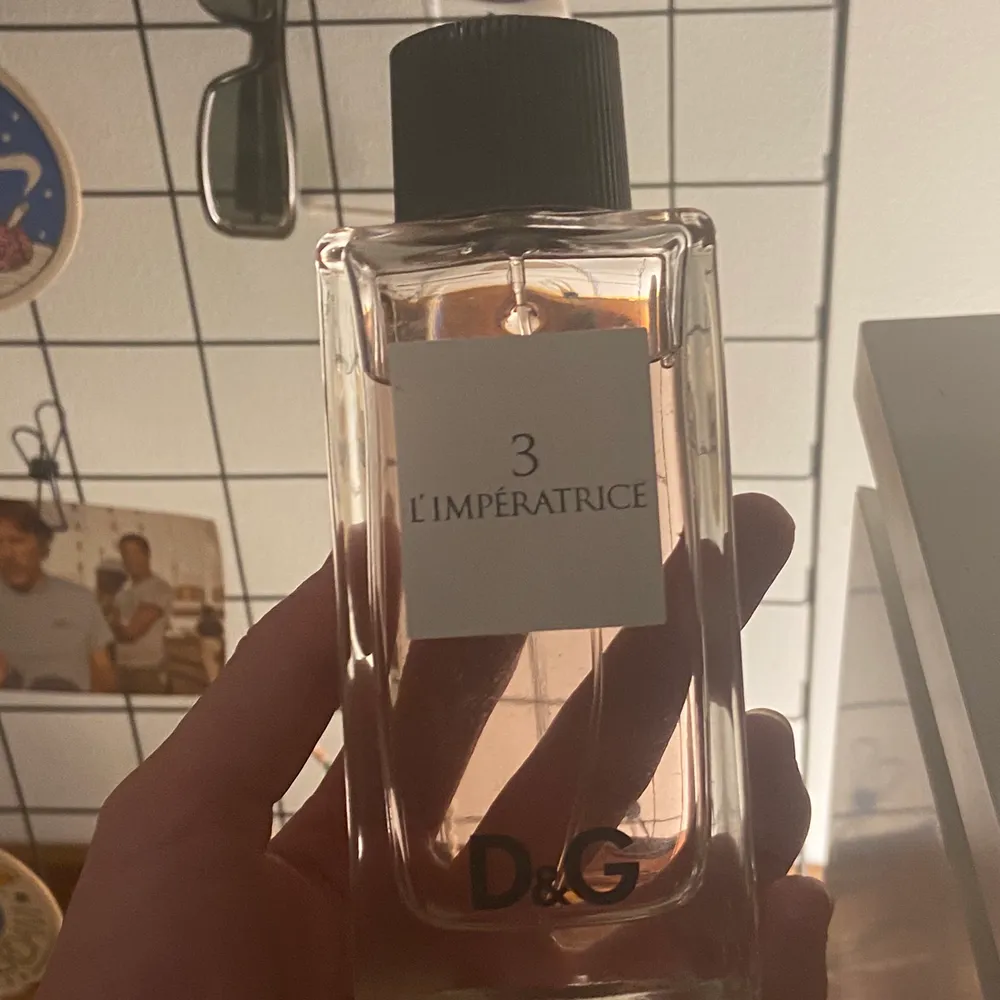 Bild 1: Dolce & Gabbana Light Blue Sunset in Salina EDT.         Bild 2: Dolce & Gabbana L’impératrice EDT.                            Bild 3: Dolce & Gabbana Pour Femme EDP.                              Ingen är använd, har endast luktat på dem. Alla köpt när jag var i NY och de är äkta. Passar bra som julklapp!!!!!! 200kr styck eller alla tre för 500kr. Övrigt.