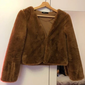 Päls jacka - Fuskpäls jacka från Gina. Super mysig och i nyskick!🐻🐻 storlek xs/s! Går till midjan!