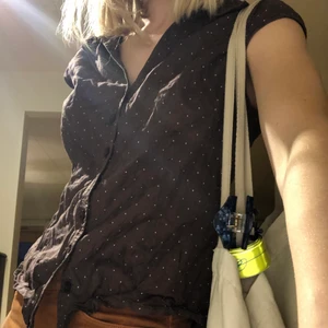 Söt topp - Brun prickig topp, fint skick🤎🤎