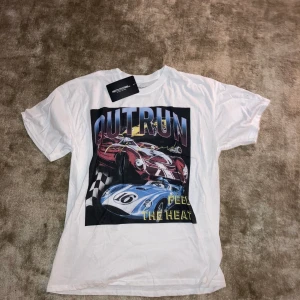 Prettylittlething t shirt  - Aldrig använt, frakt ingår i priset