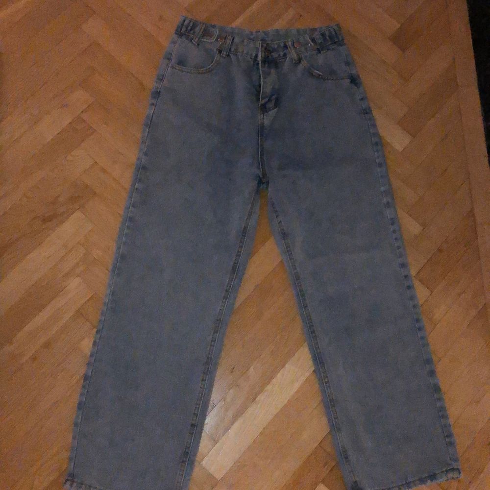 Soft jeans material. Storlek M. längd: 97cm. Runt midjan: 75cm, ganska stretchiga. De är aldrig använda. Jag beställde de från Shein men de var för korta för mig.. Jeans & Byxor.