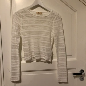 Tröja - Tröja från Hollister som är genomskinlig med spets. Nästa aldrig använd. 