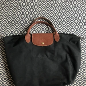 Longchamp handväska - Bra skick. Säljer då den inte kommer i användning
