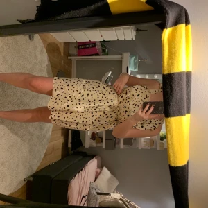 Klänning - Säljer denna fina klänning, säljer på grund av att jag aldrig använt den så den letar efter en ny ägare:) Klänningen passar storlek S/M. 