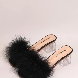 Nya Lågklackade skor - Helt nya lågklackade skor, storlek 36. Faux de fur. 