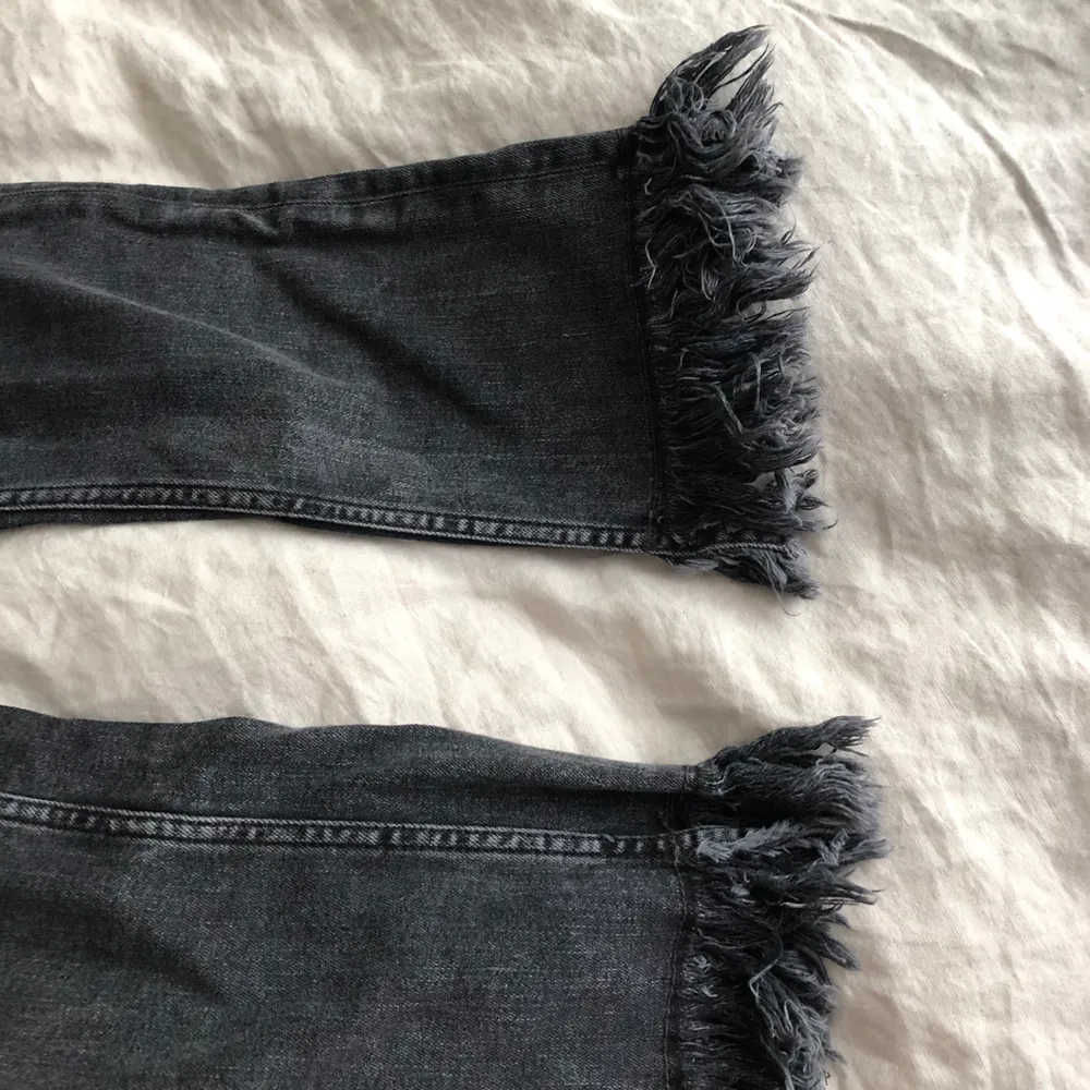 Asnajs jeans från maje med snygga detaljer vid fötterna!! Köpta på NK för 1200kr!. Jeans & Byxor.