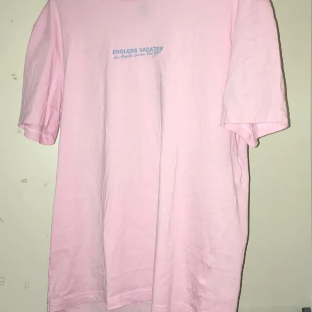 En rosa tröja från H&M, pris kan diskuteras och köparen står för frakten❤️. T-shirts.