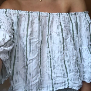 TOPP - Vitrandig topp köpt på marknad i Spanien!💜