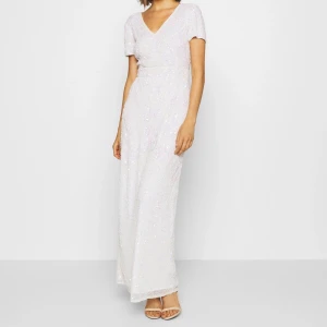 Sista Glam Cherry festklänning  - Mycket elegant festklänning från sista glam. Har använt den vid endast ett tillfälle. Köparen står för frakt annars finns att hämta i Arvika. 