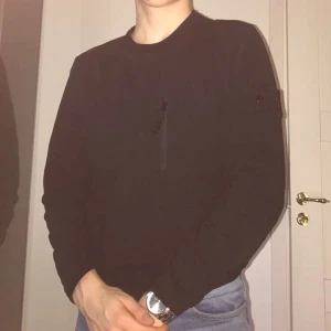 Stone island shadow project sweatshirt - Använt runt 20 gånger, den är för liten för mig nu. Patchen är helsvart då de är shadow project kollektionen. Den är köpt i Stone island butik i Sthlm för något år sen. 1900 nypris