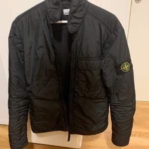 En fin Stone Island jacka som legat o skräpat i min garderob. Endast använd några gånger. Condition: 9/10, absolut inga fel. Äkthetsbevis finns