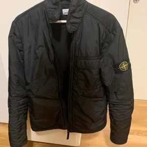 Stone Island jacka storlek M - En fin Stone Island jacka som legat o skräpat i min garderob. Endast använd några gånger. Condition: 9/10, absolut inga fel. Äkthetsbevis finns