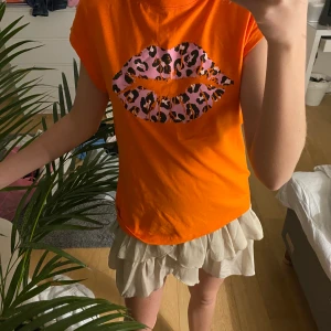 T-skirt med tryck - Asball T-shirt som passar till jeans kjol och året runt! Stl S kommer inte ihåg ordinariepris men runt 400kr! Buda i kommentarerna eller skicka för att köpa direkt! Köparen står för frakt! ⚡️⚡️💜💜