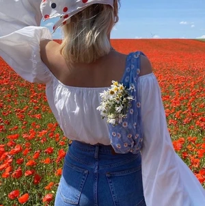 NAKD Off shoulder top med ballongärm  - NAKD Balloon Sleeve Crop Top. Storlek 36. Aldrig använd med prislapp på! Super fin vit topp med ballongärm