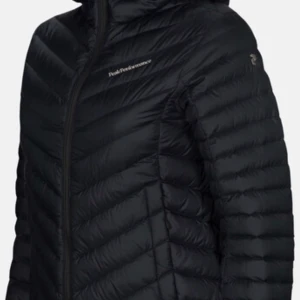 peak performance jacka - säljer min peak performance jacka som är i storlek s, då jag tröttnat på den. Den är i nyskick. på bilden är märket grått men i verkligheten är märket vitt.