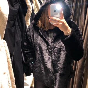 Pälsjacka - En pälsjacka från zara med luva