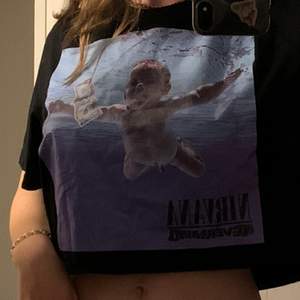 Unik croppad Nirvana tröja med albumet Nevermind. Säljer då den inte kommer till användning och därav är den i bra skick.