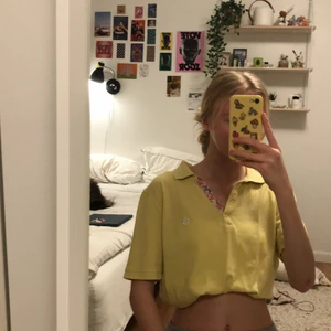 gul tshirt  - köpt secondhand i jättefint skick 💛💛💛